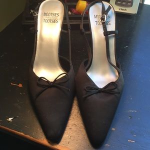 Classic Black pumps!!